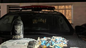 drogas, rádio e dinheiro sobre capô de viatura da guarda municipal. #paratodosverem 