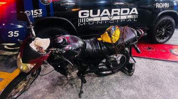 motocicleta diante de viatura da guarda municipal. #paratodosverem 