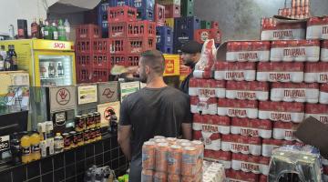 adega com várias caixas de bebidas empilhadas. #paratodosverem