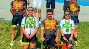 atletas do ciclismo reunidos posam para foto. #paratodosverem