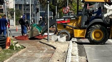 máquina faz pavimentação em pista de ciclovia 