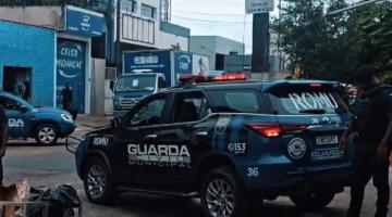 viatura da guarda municipal em frente a ferro-velho. #paratodosverem