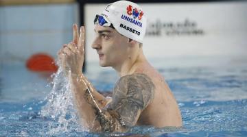 Nadador da Unisanta na piscina. #Paratodosverem