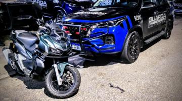 viatura ao lado de moto #paratodosverem