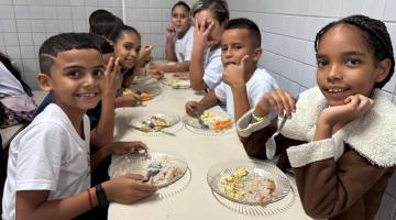 crianças fazem refeição em escola. #paratodosverem
