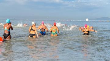 atletas femininas entram no mar. #paratodosverem