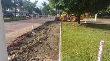 calçadas e meios-fios de praça quebrados
