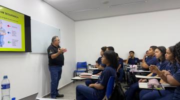 Jovens de Santos aprendem noções básicas para pedalar com segurança