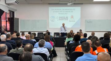 pessoas sentadas assistem palestra. #paratodosverem