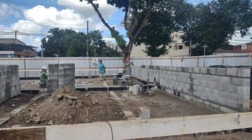 área com obras e paredes em fase inicial de construção. #paratodosverem 