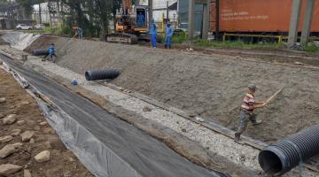 Rua da Alemoa, em Santos, começa a ganhar canal para melhorar a drenagem