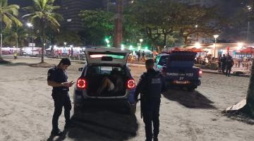 jovem dentro de viatura da guarda com dois agentes fora. #paratodosverem