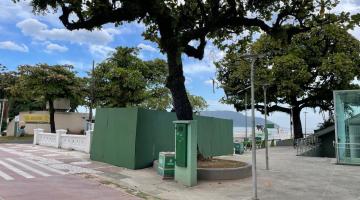 área tapumada junto a canal na orla. #paratodosverem