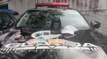 viatura da guarda municipal com notas de dinheiro no capô. #paratodosverem