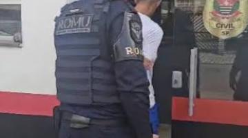 guarda municipal conduz homem algemado. #paratodosverem