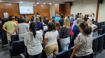 colaboradores participam de encontro para a ação do coração #paratodosverem