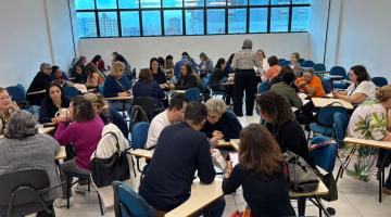 professores reunidos em mesas de discussão. #paratodosverem