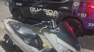 moto diante de viatura da guarda municipal. #paratodosverem 