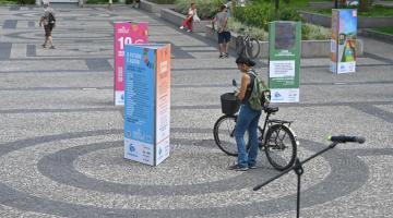 totens com objetivos do desenvolvimento sustentável em praça. #paratodosver