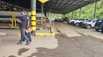 galpão com pessoas e carros #paratodosverem