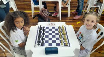 meninas jogando xadrez #paratodosverem