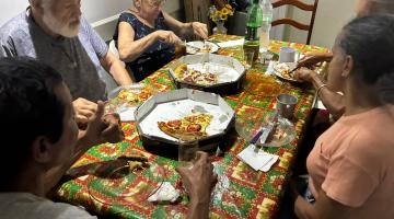 idosos comendo pizza #paratodosverem