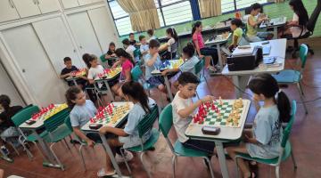 crianças jogando xadrez