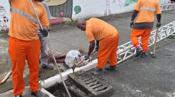 operários limpando a drenagem #paratodosverem