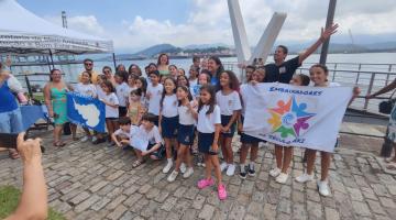 alunos mostram certificados #paratodosverem 