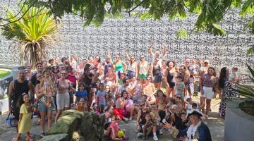 alunos e familiares com o pirata bob cavendish. #paratodosverem