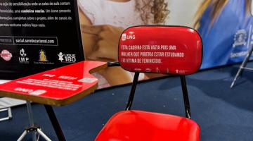 cadeira universitária vermelha com mensagem escrita. #paratodosverem