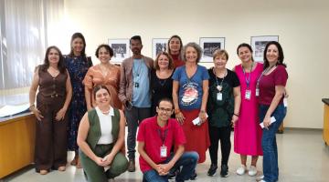 grupo de pessoas reunidas posa para foto. #paratodosverem