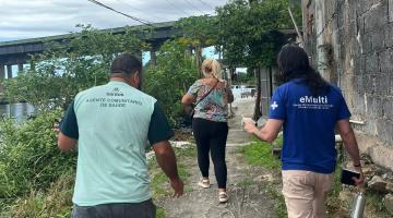 equipe de saúde andando no território #paratodosverem 