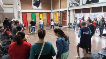 pessoas em atividade em círculo #paratodosverem