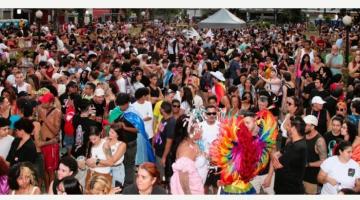 pessoas reunidas em uma praça #paratodosverem