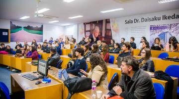 pessoas assistindo palestra #paratodosverem 