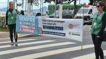agentes seguram faixa com dizeres em semáforo. #paratodosverem