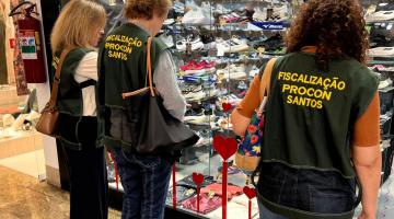 fiscais olhando loja #paratodosverem