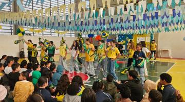 alunos se apresentam #paratodosverem