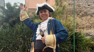 pirata na frente outeiro #paratodosverem 