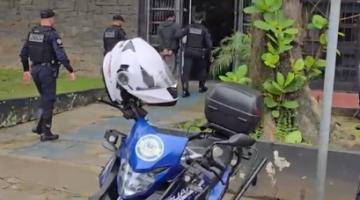 moto da guarda municipal em frente a delegacia de polícia. #paratodosverem