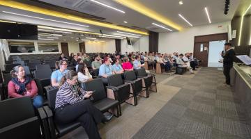 pessoas assistem palestra em auditório. #paratodosverem