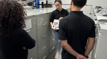 pessoas de costas e diante de arquivo de documentos. #paratodosverem