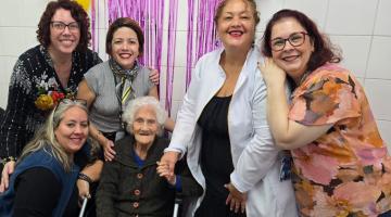 pessoas comemorando aniversário de idosa #paratodosverem 