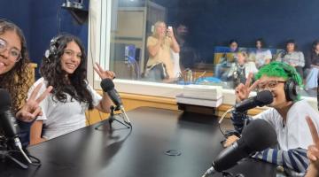 alunas participando do podcast #paratodosverem