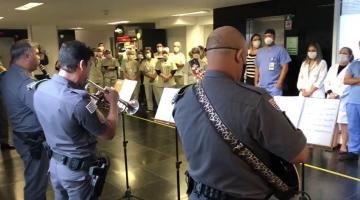 Equipe do Complexo Estivadores homenageada pela banda da PM