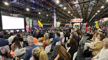 pessoas acompanhando o evento #paratodosverem 
