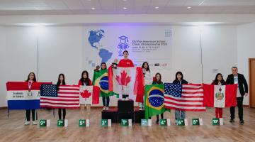 crianças com bandeiras no pódio #paratodosverem