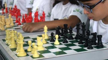 close de criança pensando diante de tabuleiro. #paratodosverem 