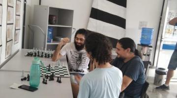 jovens aprendem a jogar xadrez. #paratodosverem
